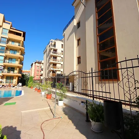 Menada Amadeus 1 *